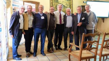 Une partie des bénévoles qui avaient préparé la conférence posent. 