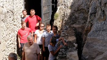 La famille Dufleid et des amis, dans le cloitre en cours de terrassement