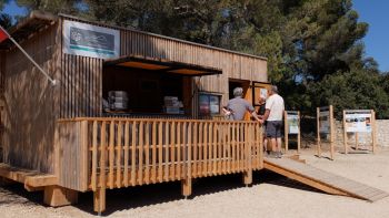 Le kiosque du Grand Site Sainte-Victoire et ses panneaux d'information