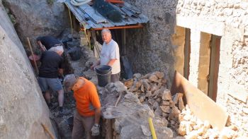 Marc D. évacue des pierres, Daniel creuse au sud de la tranchée, butant contre le rocher