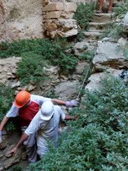 Laurent, Serge et Marc descendent dans la grotte