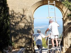 Francis monte sur l'échelle pour installer une planche délimitant l'arcade 