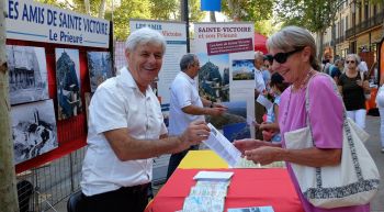 Roger et Daniel renseignent les visiteurs.