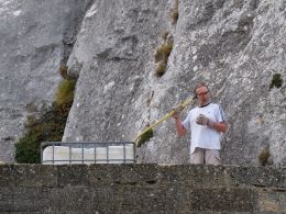 Sur le toit du local Elzéar, Laurent vérifie le fonctionnement de la pompe