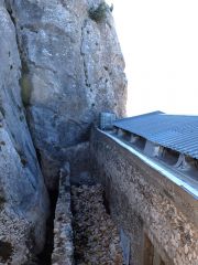 l'appentis a disparu, le cloître a été vidé la semaine dernière