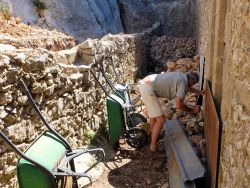 Eric déplace encore des grosses pierres dans le cloître