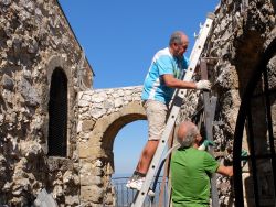 Aidé de Sauveur, il l'ajuste dans les trous creusés auparavant puis fait quelques retouches