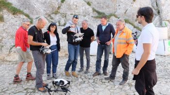 l'équipe de Dronimages, Bernard, Françoise Hoang, Jacques de Welle architecte et maître d'œuvre, M. Rouxel, Alain Goudal et Laury Skander  