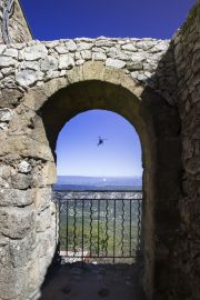 L'hélicoptère passe près du Balcon du Prieur