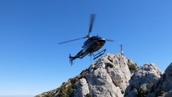 L'hélicoptère à la verticale de l'esplanade, côté brèche