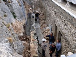 Maxime, Erik, Jacques et l'électricien dans le cloître