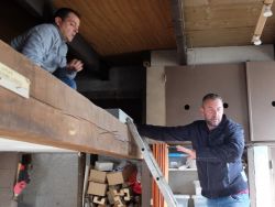 Dans le Logis, Alain G et les électriciens mettent au point la future installation électrique.