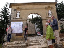 Jacques et Maxime essayent un des deux gros panneaux de chantier qui seront fixés le lendemain