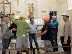 Jacques, Marc D., Marc L., l'électricien, Alain G, Francis et Maxime dans la chapelle