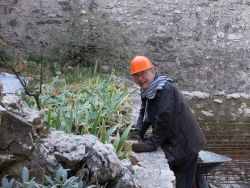 Jacques devant le cloître...