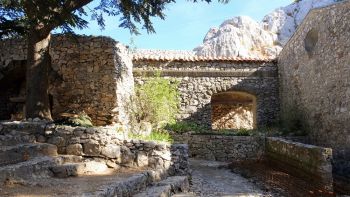 Vue extérieure de la partie ouest du cloître : la grille a disparu