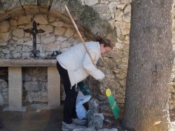 Geneviève nettoie les abords du logis... 