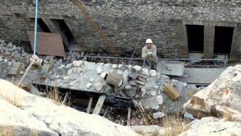 On voit bien les étais entre le coffrage noir et la falaise.