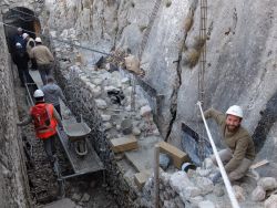 A droite, Flavien, nouveau maçon sur le chantier 