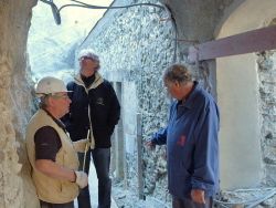 Alain G., Francis et Marc D. devisent dans le cloître