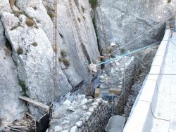 Deux fossés  entourent le mur