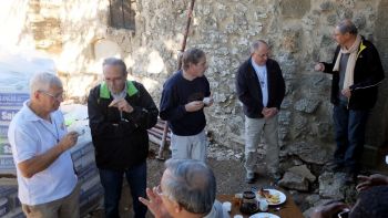 Petit déjeuner des premiers arrivés : Père Jo bois, Gérard, Bruno, Père Wauquier, Jean-Jacques