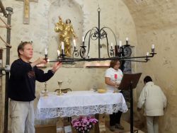 Bruno allume les bougies, Geneviève prépare les textes des chants