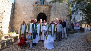 Quelques participants derrière les pères Oblats