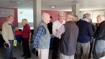 L'assemblée commence à l'heure. 