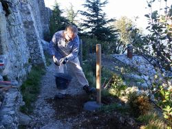 ... puis coule du béton autour du nouveau poteau... 