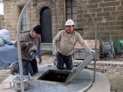 Hafedh vient de vérifier l'étanchéité récemment refaite de la citerne : c'est bon ! 