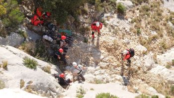 l'équipe au complet se retrouve en bas de la falaise avec des cordes, des sacs et des big bags 