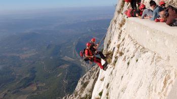 Cathy descend la première, accompagnée d'un pompier