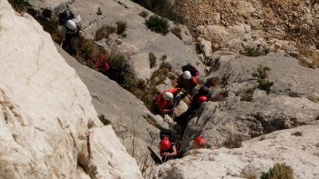 L'équipe commence l'escalade jusqu'à l'ouverture en falaise