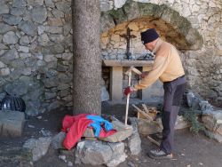 Alain T. fend du petit bois pour le poêle