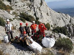 L'équipe pose derrière les big bags, photo du GSSV