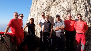 Le capitaine Jean-Marc Barre et les pompiers du GRIMP (Dominique, Guislain et Lionel) entourent Stéphanie, Bruno, Cathy et Sylvain, gardes nature au Grand Site