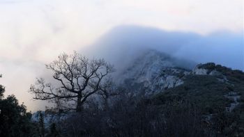 L'ombre de la montagne se projette sur le nuage