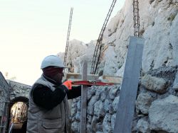 Boudjemaa vérifie l'horizontalité de l'arase du mur