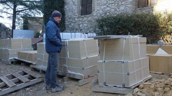 Jacques de Welle examine les pierres de Pondres qui constitueront le sol du cloître.