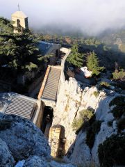 Vue plongeante sur le cloître