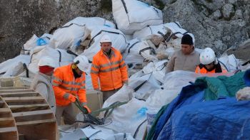 L'équipe préparant les big bags qui seront évacués