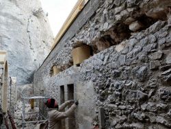 L'engravure sur le mur du refuge et les deux premiers claveaux des arcs doubleaux sont bien visibles