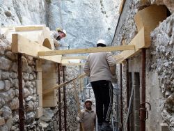 Flavien, Boudjemaa et Hafedh montent la structure en bois qui soutiendra le veau