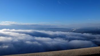 Au loin, les cheminées de Gardanne et le massif de l'Etoile 