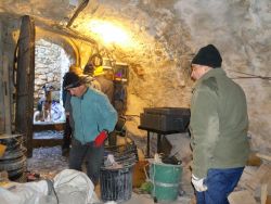 Roland Zeyen et Jean-Yves Chauveau rangent la cave 