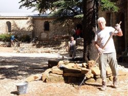 Roger Limacher ratisse régulièrement la calade