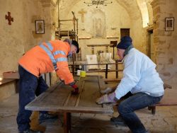 Rénovation de la porte du placard-sacristie avec Patrice Petit