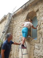 Laurence Djian et Bernard Saint-Michel nettoient les vitres