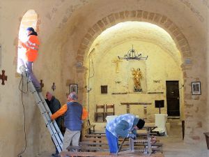 Ponçage et peinture des deux anciens bancs